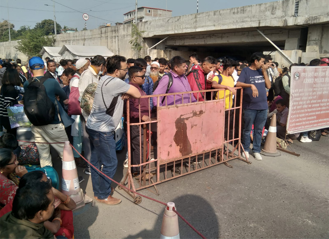 नेपाल–भारत सीमा नाका बन्द हुँदा मेचीपुलमा यात्रु अलपत्र